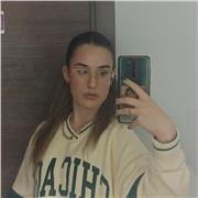 Ragazza di quarto anno di liceo linguistico che offre ripetizioni di inglese e spagnolo a ragazzi delle medie e elementari